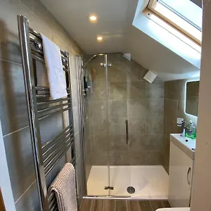 Coach House With Hot Tub & Log Fire Cardiff