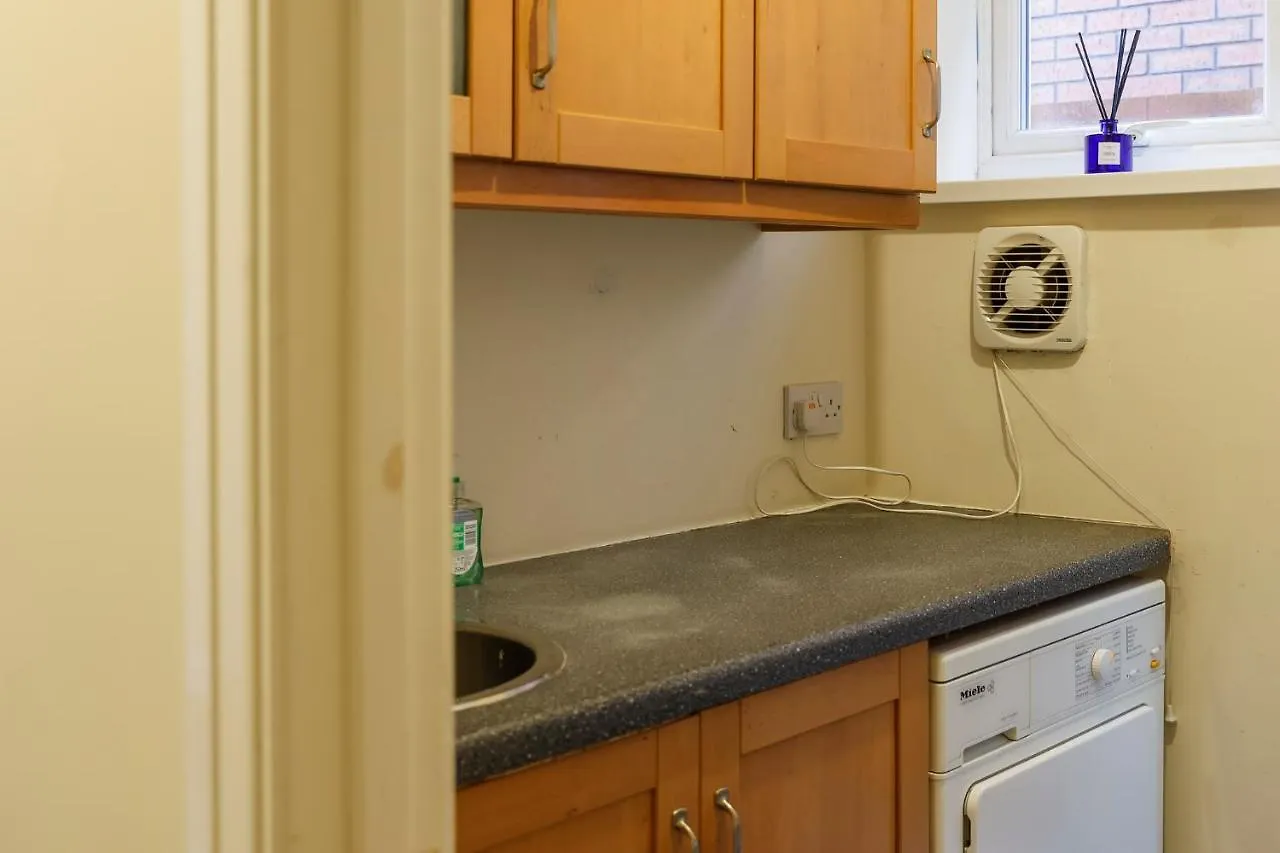 Stylish Family Home In Desirable Penylan + Parking Cardiff 0*,