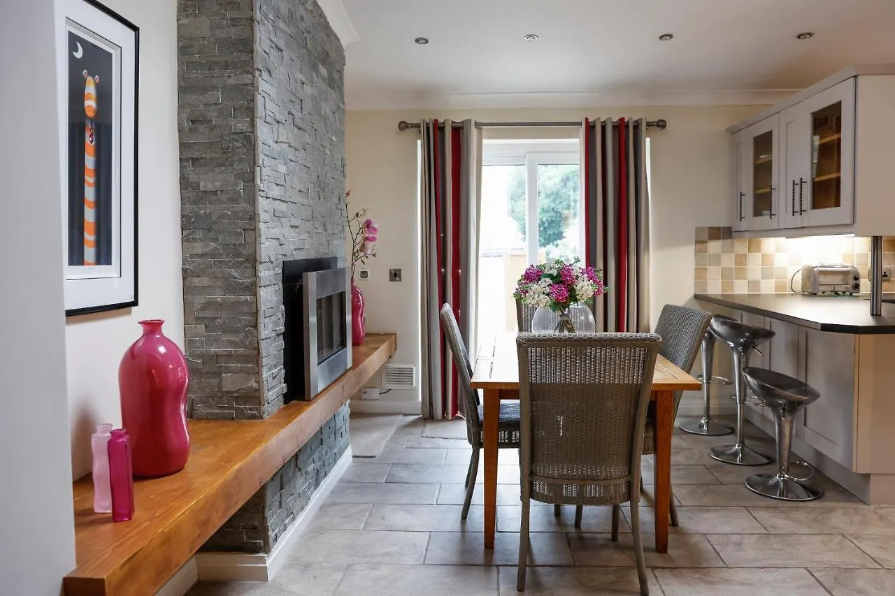 Stylish Family Home In Desirable Penylan + Parking Cardiff