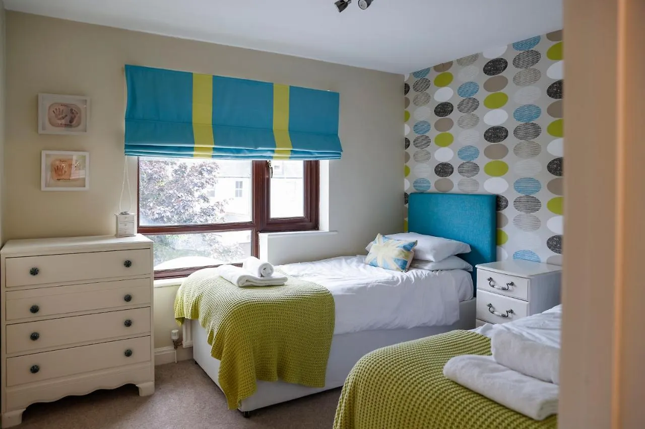 Stylish Family Home In Desirable Penylan + Parking Cardiff Großbritannien