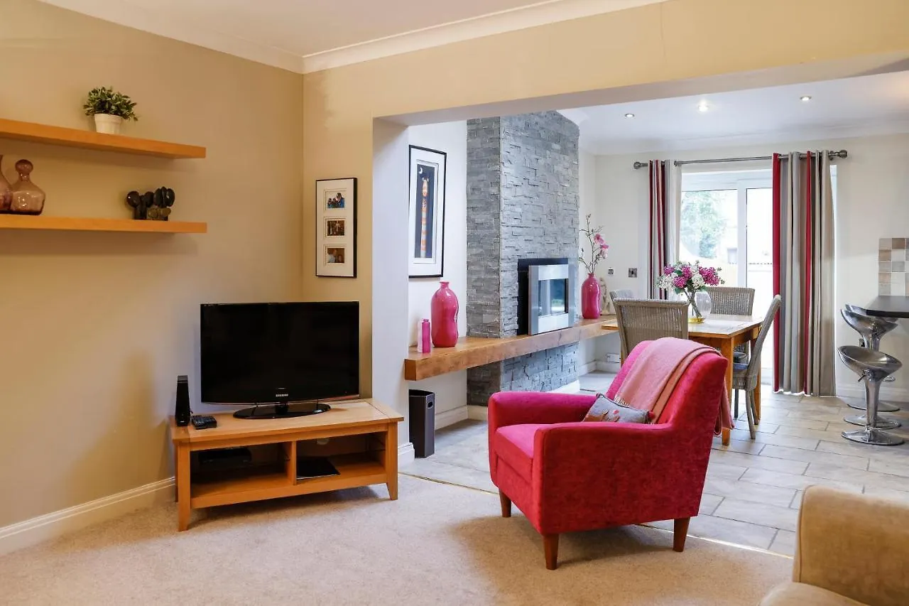 Stylish Family Home In Desirable Penylan + Parking Cardiff Großbritannien